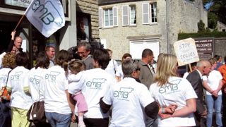 Le 22 septembre, vingt-cinq éleveuses grévistes se sont tenues en silence à la sortie de l'assemblée générale de la coopérative. Cette dernière a jugé le mouvement « injuste » à son encontre. Le 22 septembre, vingt-cinq éleveuses grévistes se sont tenues en silence à la sortie de l'assemblée générale de la coopérative. Cette dernière a jugé le mouvement « injuste » à son encontre.