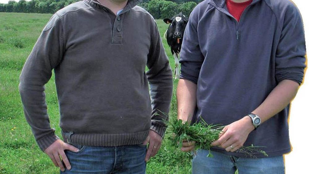 Micael Schertz (à gauche) et son contrôleur laitier, Arnaud Gresset.