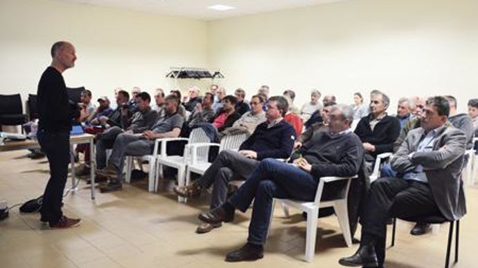 Pendant plus de quatre heures, Konrad Schreiber, de l'Institut de l'agriculture durable (IAD), a évoqué l'agriculture de conservation auprès d'une quarantaine d'adhérents de la coopérative. © A. RICHARD Pendant plus de quatre heures, Konrad Schreiber, de l'Institut de l'agriculture durable (IAD), a évoqué l'agriculture de conservation auprès d'une quarantaine d'adhérents de la coopérative. © A. RICHARD
