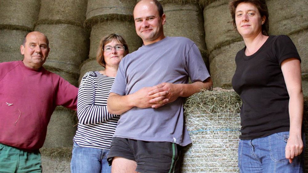 La famille Allaman, avec Isabelle Lamalle (à droite) du syndicat du reblochon qui souhaite favoriser les échanges entre acheteurs et vendeurs de foin sur la zone de son AOC.