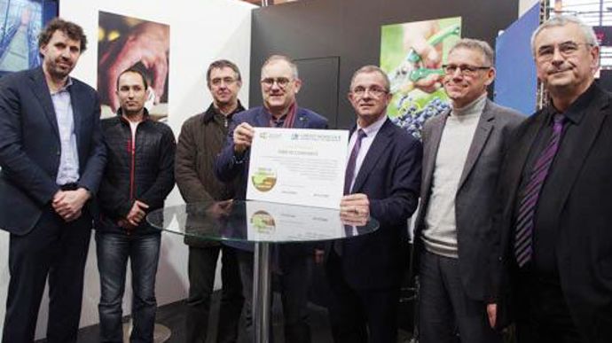 Gérard Lavinal, président du groupe Capel (au centre, à droite) et Michel Alibert, vice-président du Crédit Agricole­ nord Midi-Pyrénées ont signé la convention « Terre de confiance », mardi 27 février­, au Sia. © CAPEL-CAROLINE DZIEGIEL Gérard Lavinal, président du groupe Capel (au centre, à droite) et Michel Alibert, vice-président du Crédit Agricole­ nord Midi-Pyrénées ont signé la convention « Terre de confiance », mardi 27 février­, au Sia. © CAPEL-CAROLINE DZIEGIEL