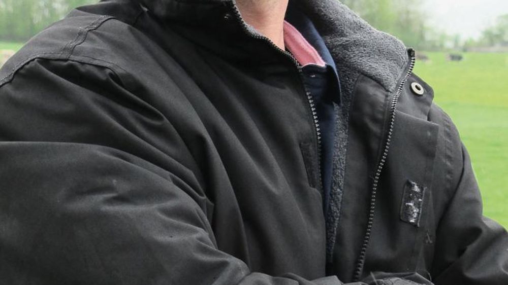 Guillaume Martel est président de France Milk Board Normandie, agréée en décembre 2014. Âgé de 41 ans, il est en Gaec avec son épouse à Le Teilleul dans le sud de la Manche. Secondés par un salarié à temps partiel, ils sont à la tête de 55 normandes pour 330 000 l, 60 blondes d'Aquitaine et 50 taurillons laitiers et allaitants vendus par an, notamment en boucherie. La SAU de 125 ha est totalement dédiée à l'élevage. Le maintien de ces deux activités est volontaire. Elles sont les gages d'une mei