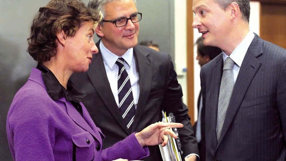 Bruno Le Maire en discussion, au terme du Conseil du 19 octobre, avec son homologue néerlandaise, Gerda Verburg, et le ministre-président belge flamand, Kris Peeters. Les libéraux d'Europe du Nord spéculent sur le départ d'un Bruno Le Maire candidat aux régionales, avant les conclusions du groupe d'experts. © GEERT VANDEN WIJNGAERT