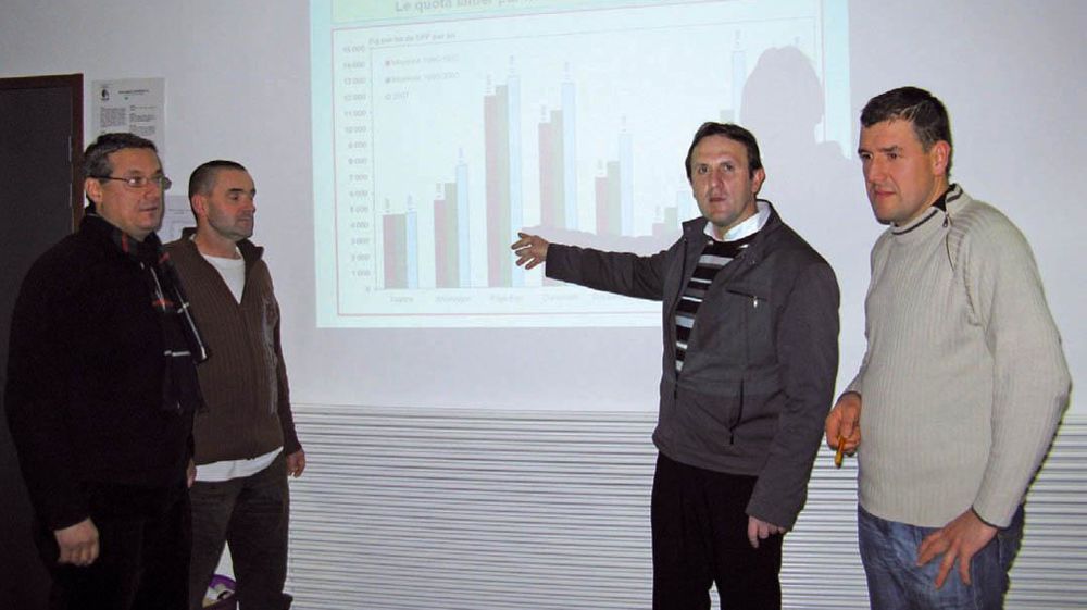 Vincent Chatellier, économiste à l'Inra, est venu échanger avec le groupe sur les changements majeurs qu'a connus le monde laitier depuis dix ans.