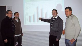 Vincent Chatellier, économiste à l'Inra, est venu échanger avec le groupe sur les changements majeurs qu'a connus le monde laitier depuis dix ans. Vincent Chatellier, économiste à l'Inra, est venu échanger avec le groupe sur les changements majeurs qu'a connus le monde laitier depuis dix ans.