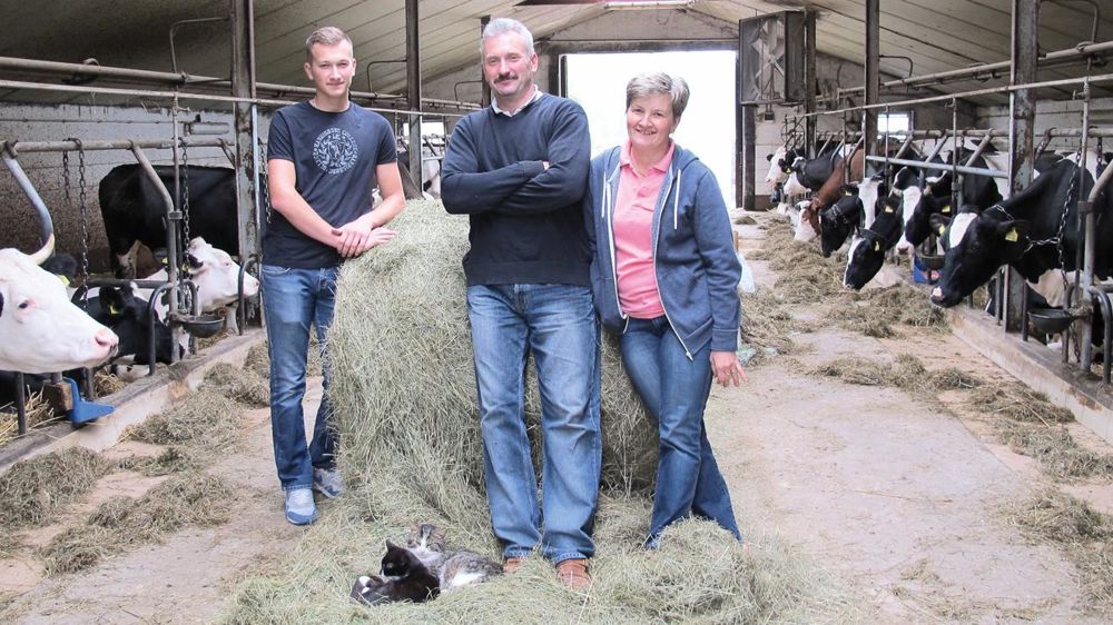 Avec Malgorzata, Andrzej Kowalewski conduit 40 vaches sur 70 ha pour 210 000 l de quota. Ils réfléchissent avec leur fils, Arkadiusz, à doubler le troupeau.© C.H.