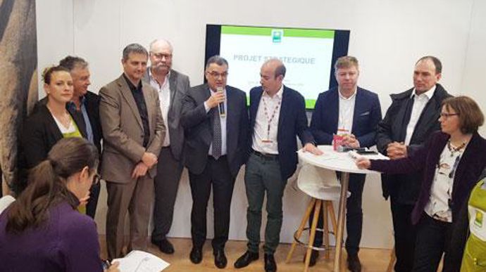 De gauche à droite, Sarah Slous (Agri Confiance), Claude Jung (Alliance Alsace), Régis Pennarun (Gelagri), Lionel Lecuyer (Caves de Turckheim), Michel Prugue (Coop de France), Christophe Grison (AC), Philippe Sommer (AC), Alain L'Hostis (Prince de Bretagne), et Gaïd Peton (Sodiaal). De gauche à droite, Sarah Slous (Agri Confiance), Claude Jung (Alliance Alsace), Régis Pennarun (Gelagri), Lionel Lecuyer (Caves de Turckheim), Michel Prugue (Coop de France), Christophe Grison (AC), Philippe Sommer 