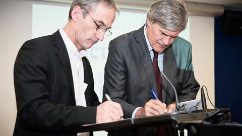 Le président de la FNPL, Thierry Roquefeuil, et le ministre de l'Agriculture, Stéphane Le Foll, ont signé un pacte laitier qui engage treize partenaires.© FNPL