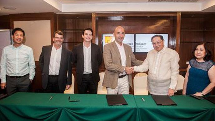 Lors de la signature, la poignée de main entre les deux présidents, Hubert de Roquefeuil d'InVivo NSA et Thomas Limchua de Popular Feedmill Corporation. Lors de la signature, la poignée de main entre les deux présidents, Hubert de Roquefeuil d'InVivo NSA et Thomas Limchua de Popular Feedmill Corporation.