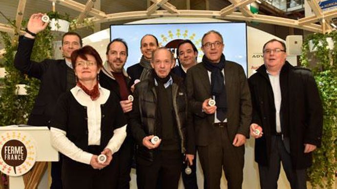 De gauche à droite, sur le stand de Ferme France au Sia, Maximilien Rouer (Ferme France), Anne Vandenbossche­ (Advitam), Philippe Rondeau (Sodebo), Pierre-René Tchoukriel (Auchan), François Attali (Ferme France), Nicolas Ouziel (Fleury Michon), Maxime Vandoni et Hubert Garaud de Terrena. © C. FAIMALI­ De gauche à droite, sur le stand de Ferme France au Sia, Maximilien Rouer (Ferme France), Anne Vandenbossche­ (Advitam), Philippe Rondeau (Sodebo), Pierre-René Tchoukriel (Auchan), François Attali 