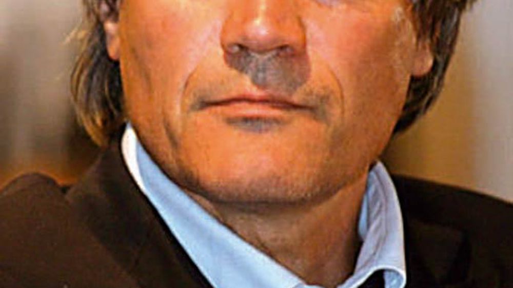 Stéphane Le Foll 49 ans, député européen (groupe socialiste) depuis 2004, membre de la commission de l'agriculture du Parlement, professeur d'économie. Il a créé en 2006 le groupe Saint-Germain qui anime une réflexion sur les agricultures et l'alimentation de demain dans un contexte de mondialisation et de recherche d'une plus grande durabilité des modes de production. Ce groupe, placé sous la présidence d'honneur d'Edgar Pisani, rassemble une quarantaine de chercheurs, d'experts publics et de r