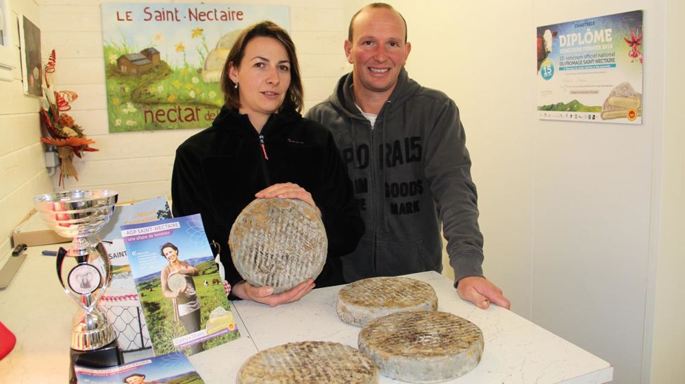 « Nous travaillons beaucoup, mais le résultat est gratifiant », déclarent Cathy et Franck Moulin, producteurs de 35 tonnes  de saint-nectaire fermier.© M.R.-M.
