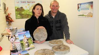 « Nous travaillons beaucoup, mais le résultat est gratifiant », déclarent Cathy et Franck Moulin, producteurs de 35 tonnes de saint-nectaire fermier.© M.R.-M. « Nous travaillons beaucoup, mais le résultat est gratifiant », déclarent Cathy et Franck Moulin, producteurs de 35 tonnes de saint-nectaire fermier.© M.R.-M.