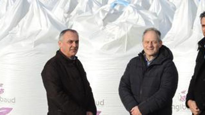 Francis Cucchietti, directeur des achats, Gilles Nivelet, directeur marketing, et Julien Pheulpin, directeur des ventes, sur le principal site d’Angibaud, à Béziers.