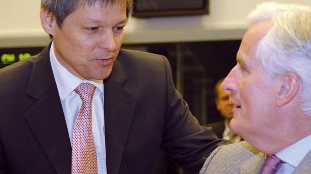 Le nouveau commissaire Dacian Ciolos avec Michel Barnier.© AFP PHOTO / JEAN-CHRISTOPHE VERHAEGEN