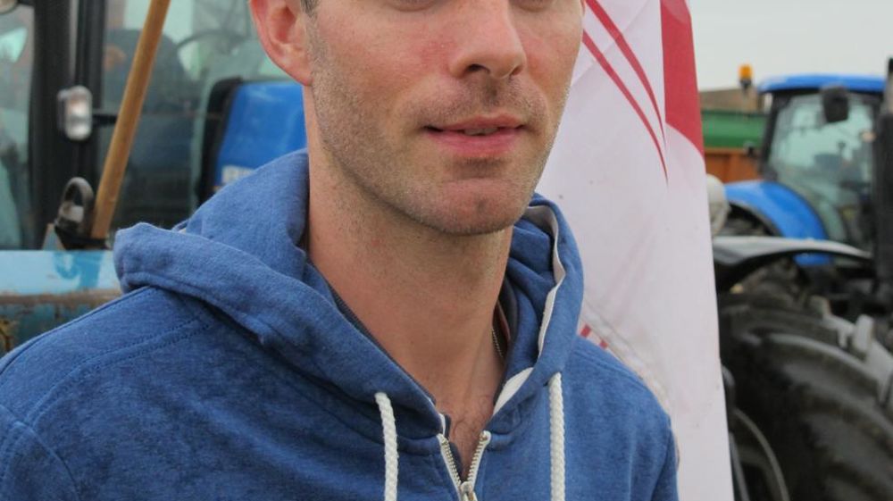 Camille Lepainteur et Mathieu Vassel, deux jeunes agriculteurs du Calvados et de la Loire, ont manifesté l'an passé pour défendre le prix du lait. Un an après, ils s'exaspèrent de « se battre de nouveau pour vivre de [leur] métier ». 