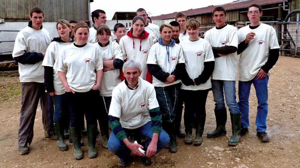 Dix-neuf jeunes de 1re Bac pro au lycée agricole de Fontaines ont aidé Gilbert à laver, tondre et dresser les animaux© A.B.