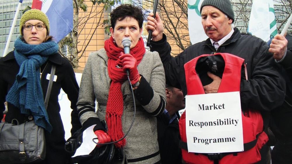Sieta van Keimpema (au centre) et Romuald Schaber (à droite), vice-présidente et président de l'EMB, ont été reçus par une vingtaine de députés pour présenter leur programme de responsabilisation du marché (PMR). © EMB