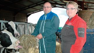 « Nous n'avions pas besoin d'une telle sécheresse dans cette situation économique ! Tentons de rester positifs : peut-être que notre ration réorientée vers l'herbe et le foin nous ouvrira une piste technique... »© C.R. « Nous n'avions pas besoin d'une telle sécheresse dans cette situation économique ! Tentons de rester positifs : peut-être que notre ration réorientée vers l'herbe et le foin nous ouvrira une piste technique... »© C.R.
