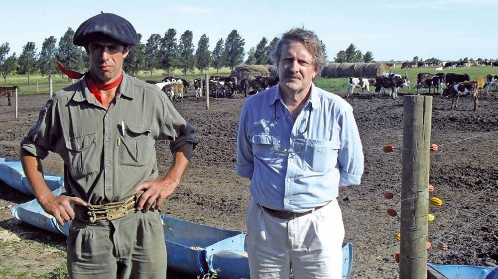 Comme beaucoup de ceux qui possèdent un troupeau important, Marcelo Grether (à droite, ici avec son employé), a adopté un système semi-intensif, complémentant plus ses animaux et s'appuyant sur 50 ha de maïs-ensilage.