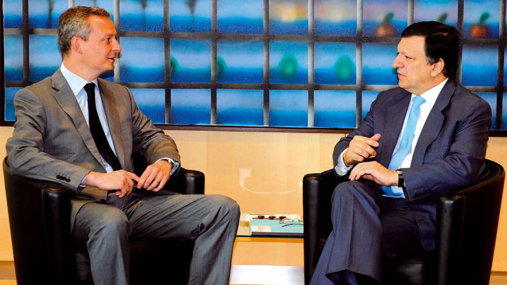 Plusieurs pays s'opposent à ce que les pouvoirs publics s'immiscent dans une relation contractuelle qui relève du droit privé. À droite, José Manuel Barroso, président de la Commission européenne, avec Bruno Le Maire.© IMAGEFORUM