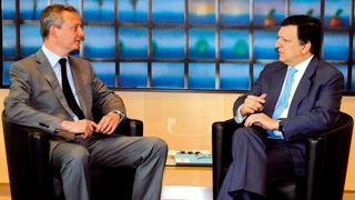 Plusieurs pays s'opposent à ce que les pouvoirs publics s'immiscent dans une relation contractuelle qui relève du droit privé. À droite, José Manuel Barroso, président de la Commission européenne, avec Bruno Le Maire.© IMAGEFORUM Plusieurs pays s'opposent à ce que les pouvoirs publics s'immiscent dans une relation contractuelle qui relève du droit privé. À droite, José Manuel Barroso, président de la Commission européenne, avec Bruno Le Maire.© IMAGEFORUM
