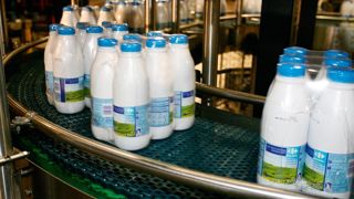 La bonification des tarifs MDD-premiers prix limitée à certains produits laitiers n'a permis d'amortir la chute du prix du lait de la ferme France sur l'année 2015 que de 2 à 3,50 €/1 000 l© ALEXANDRE GELEBART/REA La bonification des tarifs MDD-premiers prix limitée à certains produits laitiers n'a permis d'amortir la chute du prix du lait de la ferme France sur l'année 2015 que de 2 à 3,50 €/1 000 l© ALEXANDRE GELEBART/REA