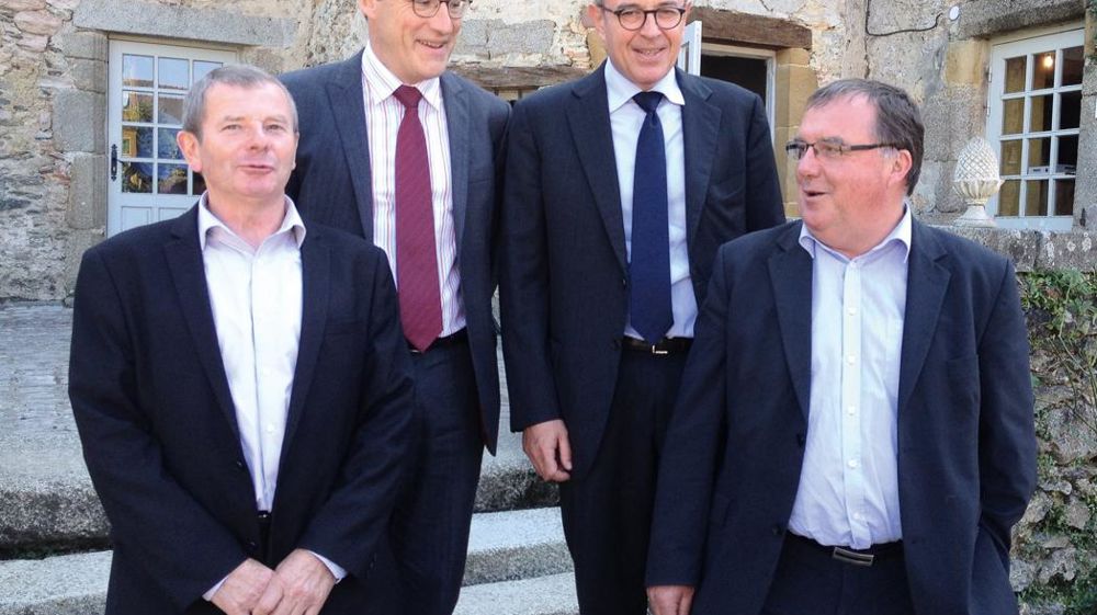 Jouer la complémentarité. La Cam, dirigée par Michel Foucher et Hervé Scoarnec (à gauche), et Terrena, dirigée par Maxime Vandoni et Hubert Garaud, jouent la complémentarité à deux niveaux : celui du territoire géographique, la coop d'Ancenis étant très peu présente en Mayenne, et celui des activités, la Cam étant surtout axée sur l'amont alors que sa consoeur est, outre l'amont, fortement investie sur l'aval.H. LAURANDEL