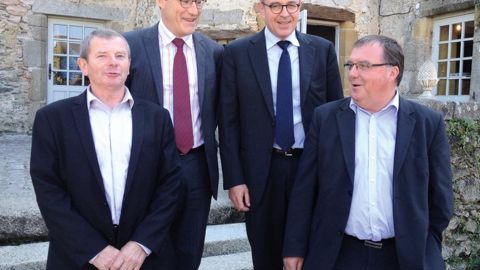 Jouer la complémentarité. La Cam, dirigée par Michel Foucher et Hervé Scoarnec (à gauche), et Terrena, dirigée par Maxime Vandoni et Hubert Garaud, jouent la complémentarité à deux niveaux : celui du territoire géographique, la coop d'Ancenis étant très peu présente en Mayenne, et celui des activités, la Cam étant surtout axée sur l'amont alors que sa consoeur est, outre l'amont, fortement investie sur l'aval.H. LAURANDEL Jouer la complémentarité. La Cam, dirigée par Michel Foucher et Hervé Scoarnec (à gauche), et Terrena, dirigée par Maxime Vandoni et Hubert Garaud, jouent la complémentarité à deux niveaux : celui du territoire géographique, la coop d'Ancenis étant très peu présente en Mayenne, et celui des activités, la Cam étant surtout axée sur l'amont alors que sa consoeur est, outre l'amont, fortement investie sur l'aval.H. LAURANDEL