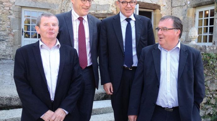 Jouer la complémentarité. La Cam, dirigée par Michel Foucher et Hervé Scoarnec (à gauche), et Terrena, dirigée par Maxime Vandoni et Hubert Garaud, jouent la complémentarité à deux niveaux : celui du territoire géographique, la coop d'Ancenis étant très peu présente en Mayenne, et celui des activités, la Cam étant surtout axée sur l'amont alors que sa consoeur est, outre l'amont, fortement investie sur l'aval.H. LAURANDEL Jouer la complémentarité. La Cam, dirigée par Michel Foucher et Hervé Scoarnec (à gauche), et Terrena, dirigée par Maxime Vandoni et Hubert Garaud, jouent la complémentarité à deux niveaux : celui du territoire géographique, la coop d'Ancenis étant très peu présente en Mayenne, et celui des activités, la Cam étant surtout axée sur l'amont alors que sa consoeur est, outre l'amont, fortement investie sur l'aval.H. LAURANDEL