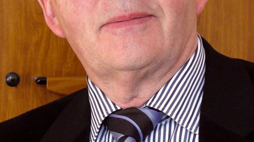 Jean Gaubert Éleveur de porcs à la retraite, Jean Gaubert est député PS dans les Côtes-d'Armor. Il s'est beaucoup investi dans la préparation de la LME et il est corapporteur du rapport d'information déposé à ce sujet à l'Assemblée nationale, le 18 février 2010. Ce texte est en vigueur depuis l'été 2008, mais les décrets d'application ne sont pas encore tous sortis. Il vise notamment à réformer les relations commerciales tout en raccourcissant les délais de paiement. Cependant, le rapport montre