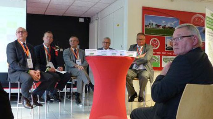 La table ronde sur la logistique s'est déroulée sous le regard avisé de Jean-Jacques Vaesken, président de négoce Nord-Est (à droite). © R. FOURREAUX La table ronde sur la logistique s'est déroulée sous le regard avisé de Jean-Jacques Vaesken, président de négoce Nord-Est (à droite). © R. FOURREAUX