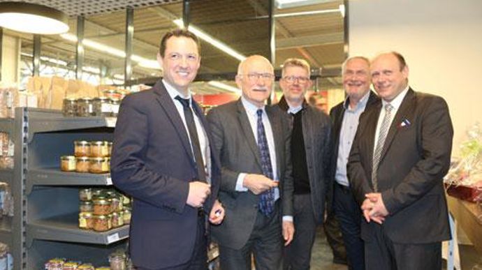 De gauche à droite : Alexandre Raguet, directeur du groupe Lorca, Dominique Gros, maire de Metz, Florian Durand, responsable des achats chez Sève (en charge la sélection des producteurs présents), Charles Colasse, responsable de Sève, Christian Sondag, président de Lorca, lors de l'inauguration du magasin « Terroir ». © D. PERONNE De gauche à droite : Alexandre Raguet, directeur du groupe Lorca, Dominique Gros, maire de Metz, Florian Durand, responsable des achats chez Sève (en charge la sélecti