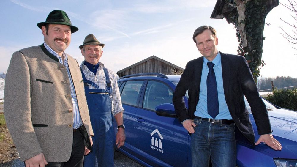 Dotée d'une structure légère, Bayern Meg soutient les OP dans leurs négociations avec les industriels sur le prix du lait. Ici, de g. à dr. : Georg Bauer, de Milchhof Miesbach (coopérative adhérente à Bayern Meg), Sigmund Heiss, producteur de lait, Markus Seemüller, directeur de Bayern Meg (en mai 2014). © K. RICHTER