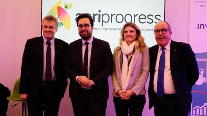 Thierry Blandinières, directeur général d'InVivo, Mounir Mahjoubi, secrétaire d'Etat chargé du numérique, Delphine Smagghe, vice-présidente achats qualité et développement durable de McDonald's France, et Philippe Mangin, président d'InVivo. © R. FOURREAUX Thierry Blandinières, directeur général d'InVivo, Mounir Mahjoubi, secrétaire d'Etat chargé du numérique, Delphine Smagghe, vice-présidente achats qualité et développement durable de McDonald's France, et Philippe Mangin, président d'InVivo. ©