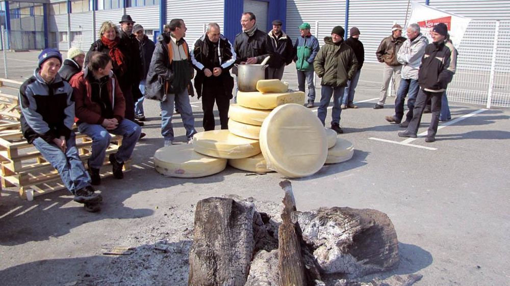 Les producteurs de lait ont bloqué les établissements Dominici, sur la zone d'activités de La Caronnière, à Montmélian (Savoie).© M. SANDRAZ/MAXPPP