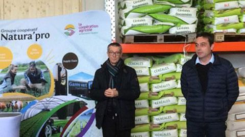 Sylvain Robinet (à gauche) et Christophe Devos, respectivement directeur et président du groupe coopératif Natura'pro, viennent d'inaugurer le nouvel aménagement du magasin d'Alba-la-Romaine. © C. PENET Sylvain Robinet (à gauche) et Christophe Devos, respectivement directeur et président du groupe coopératif Natura'pro, viennent d'inaugurer le nouvel aménagement du magasin d'Alba-la-Romaine. © C. PENET