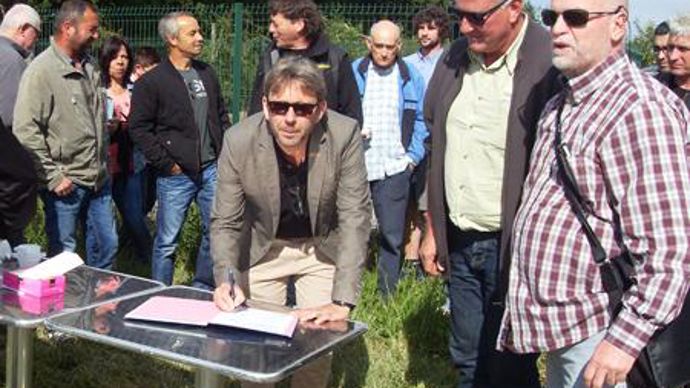 De gauche à droite, Christian Candalh, proviseur du lycée, Jean-Pierre Bouiron, président de Terroirs­ du Sud et Denis Maucci, directeur général de la coopérative. De gauche à droite, Christian Candalh, proviseur du lycée, Jean-Pierre Bouiron, président de Terroirs­ du Sud et Denis Maucci, directeur général de la coopérative.