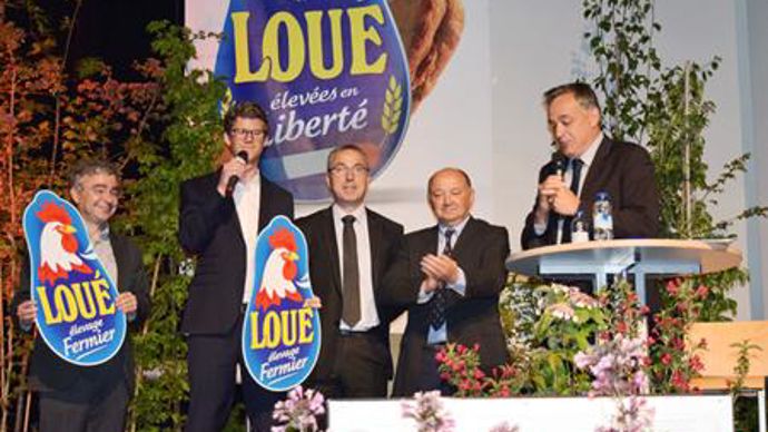 Yves de la Fouchardière (à droite), directeur de la Cafel et à ses côtés, Alain Allinant, président, ont annoncé 5 M€ d'investissements au titre des mesures de biosécurité. Les poulaillers vont être équipés d'un sas sanitaire et leurs chemins d'accès clôturés. © A. MABIRE 