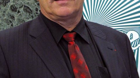 Pascal Férey est président de la FRSEA de Basse-Normandie. C'est à ce titre qu'il a proposé à l'interprofession bas-normande et aux pouvoirs publics d'expérimenter une contractualisation producteurs transformateurs dans sa région. L'idée a été reprise en Bretagne- Pays de la Loire. Éleveur dans la Manche sur une surface de 130 ha, dont 80 ha de marais, pour 460 000 l de quota, avec son épouse et un salarié, il siège aussi au bureau de la FNSEA et est administrateur de la coopérative Les Maîtres 