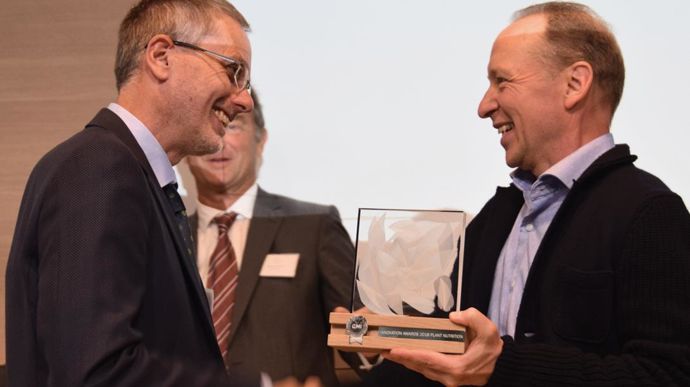 Le 28 juin au CMI Roullier, Walter Wenzel, de l'université de Vienne (à gauche), a reçu des mainsde Nicolaus Von Wirén, membre du jury, un Innovation Awards.Y. BOLOH
