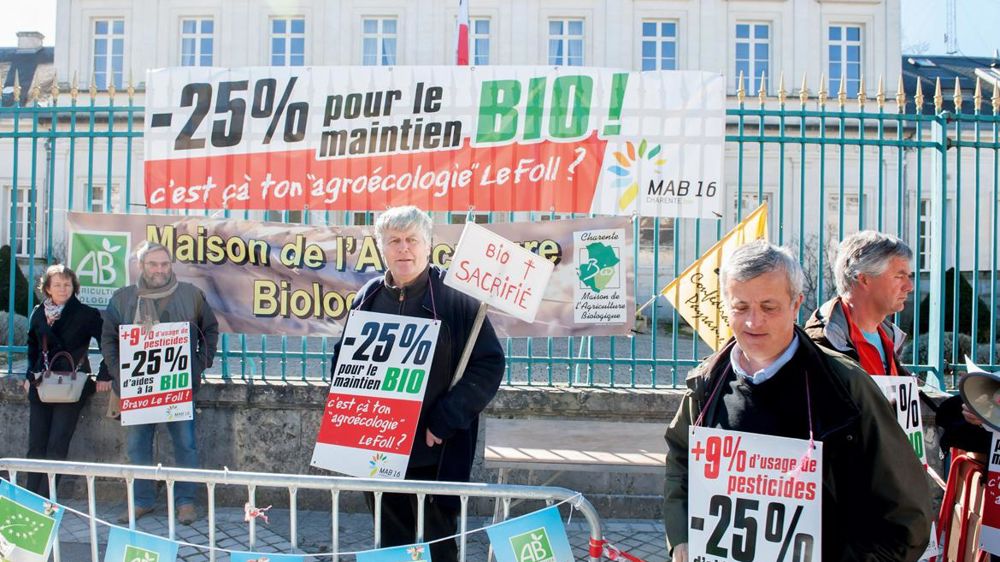 Malgré l'annonce du ministère à la veille de la mobilisation, les producteurs bio se sont rassemblés devant de nombreuses villes, comme ici à Angoulême (Charente).J.-M NOSSANT