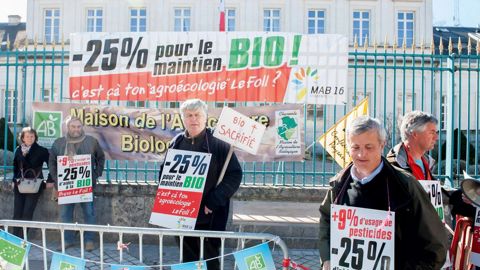 Malgré l'annonce du ministère à la veille de la mobilisation, les producteurs bio se sont rassemblés devant de nombreuses villes, comme ici à Angoulême (Charente).J.-M NOSSANT