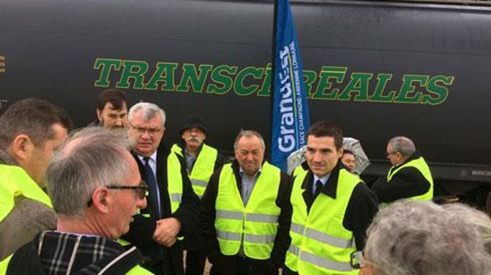 Au premier plan de face, de gauche à droite, Christian Bruyen, président du département de la Marne, Patrice Valentin, maire d'Esternay, David Valence, vice-président transport déplacements, infrastructures de la région Grand-Est. © RÉGION GRAND-EST Au premier plan de face, de gauche à droite, Christian Bruyen, président du département de la Marne, Patrice Valentin, maire d'Esternay, David Valence, vice-président transport déplacements, infrastructures de la région Grand-Est. © RÉGION GRAND-EST