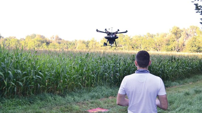 Démonstration chez un adhérent de la coopérative Arterris, à Cintegabelle (Haute-Garonne). En un seul vol d'environ 13 min, 1 250 capsules ont été réparties sur 5 ha.