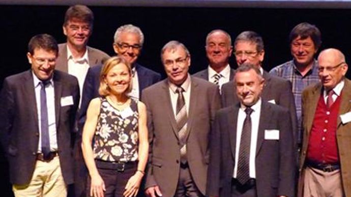 De gauche à droite, Luc Bienaimé, négociant, Antoine Messéan, Inra, Marie-Laurence Grannec, chambre d'agriculture de Bretagne, Philippe Gate, Arvalis, Jean-Guy Valette, directeur du Naca, Gérard Piveteau, Jean-Claude Lamy et Jean-Michel Bodin, co-présidents du Naca, Frédéric Thomas, TCS et Pierre Guy, FNE. © M. COISNE De gauche à droite, Luc Bienaimé, négociant, Antoine Messéan, Inra, Marie-Laurence Grannec, chambre d'agriculture de Bretagne, Philippe Gate, Arvalis, Jean-Guy Valette, directeur d