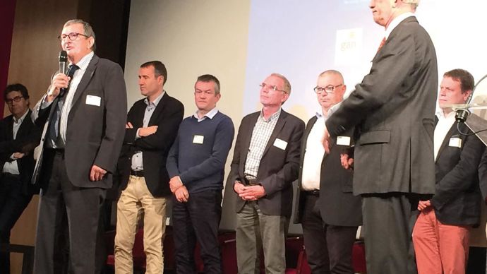 Pour son dernier congrès, Yves Chandesris (à gauche) a salué les participants devant le conseil d'administration de Négoce Ouest et son président, Jean-Yves Moisdon, à droite.H. LAURANDEL