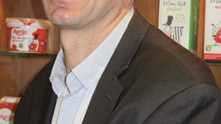 Pascal Lebrun, 47 ans, est à la tête de 1 million de litres et 2 500 m2 de poulaillers, près de Vire (Calvados), avec son épouse et deux salariés, dont un à mi-temps. Il est président de la branche lait d'Agrial qui compte 2 900 coopérateurs pour 1,335 milliard de litres, dont 980 Ml collectés pour Savencia. Elle rayonne sur la Basse-Normandie, l'Eure, la Mayenne et l'Ille-et-Vilaine. Sa filiale Senagral, spécialisée en produits frais, est implantée en Haute-Normandie et dans le Grand Est. Le to Pascal Lebrun, 47 ans, est à la tête de 1 million de litres et 2 500 m2 de poulaillers, près de Vire (Calvados), avec son épouse et deux salariés, dont un à mi-temps. Il est président de la branche lait d'Agrial qui compte 2 900 coopérateurs pour 1,335 milliard de litres, dont 980 Ml collectés pour Savencia. Elle rayonne sur la Basse-Normandie, l'Eure, la Mayenne et l'Ille-et-Vilaine. Sa filiale Senagral, spécialisée en produits frais, est implantée en Haute-Normandie et dans le Grand Est. Le to