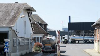 Au Molay-Littry (Calvados), le site de Danone est excédentaire de 20 Ml qui alimentent l'usine de Ferrières-en-Bray, (Haute-Normandie).© C.H. Au Molay-Littry (Calvados), le site de Danone est excédentaire de 20 Ml qui alimentent l'usine de Ferrières-en-Bray, (Haute-Normandie).© C.H.