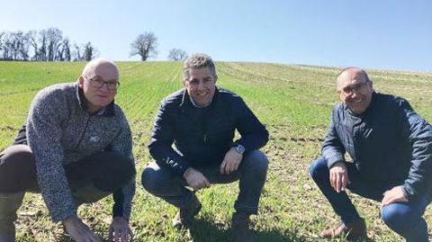 Jean-Marc Ferion, conseiller technique chez Sansan, à Nérac (Lot-et-Garonne), Laurent Bernede, agriculteur et Alain Sansan, PDG des Ets Sansan. Jean-Marc Ferion, conseiller technique chez Sansan, à Nérac (Lot-et-Garonne), Laurent Bernede, agriculteur et Alain Sansan, PDG des Ets Sansan.